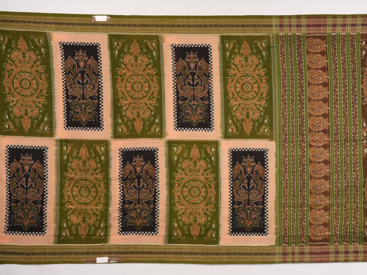 Model draped in a green Pasapalli Sambalpuri cotton saree, showcasing traditional Odisha handloom style.