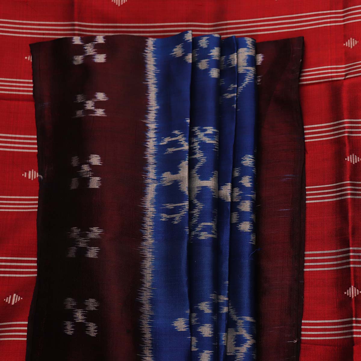 ହ୍ୟାଣ୍ଡଲୁମ୍ ଖଣ୍ଡୁଆ ସିଲ୍କ ଇକାଟ ସାରୀ |