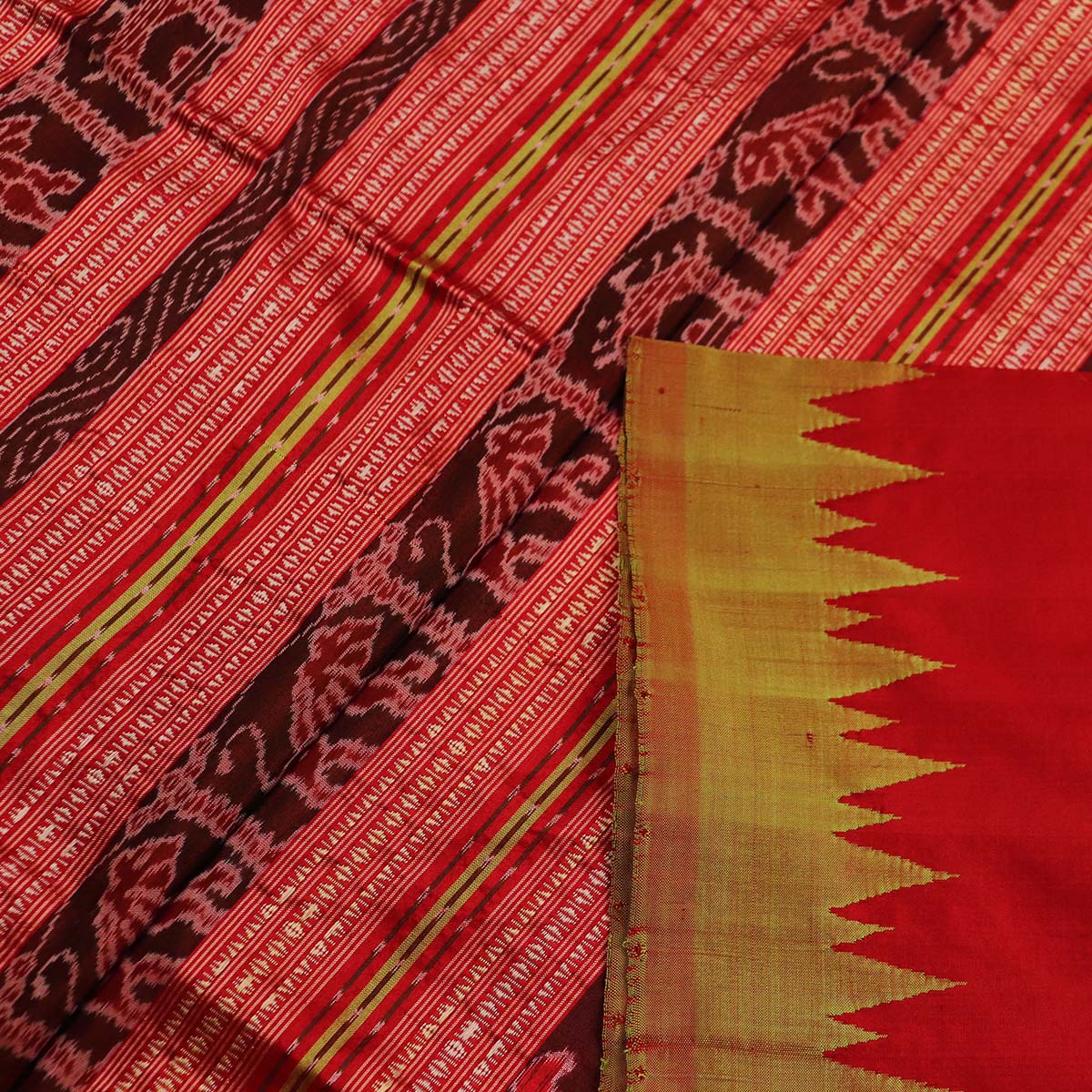 ସମ୍ବଲପୁରୀ ହ୍ୟାଣ୍ଡଲୁମ୍ ରେଶମ ସାରୀ - ବିଳାସପୂର୍ଣ୍ଣ ପାଟା |
