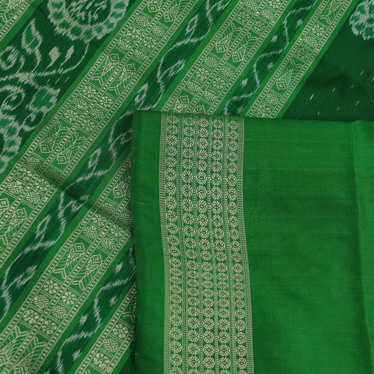 ସମ୍ବଲପୁରୀ ହ୍ୟାଣ୍ଡଲୁମ୍ ରେଶମ ସାରୀ - ବିଳାସପୂର୍ଣ୍ଣ ପାଟା |