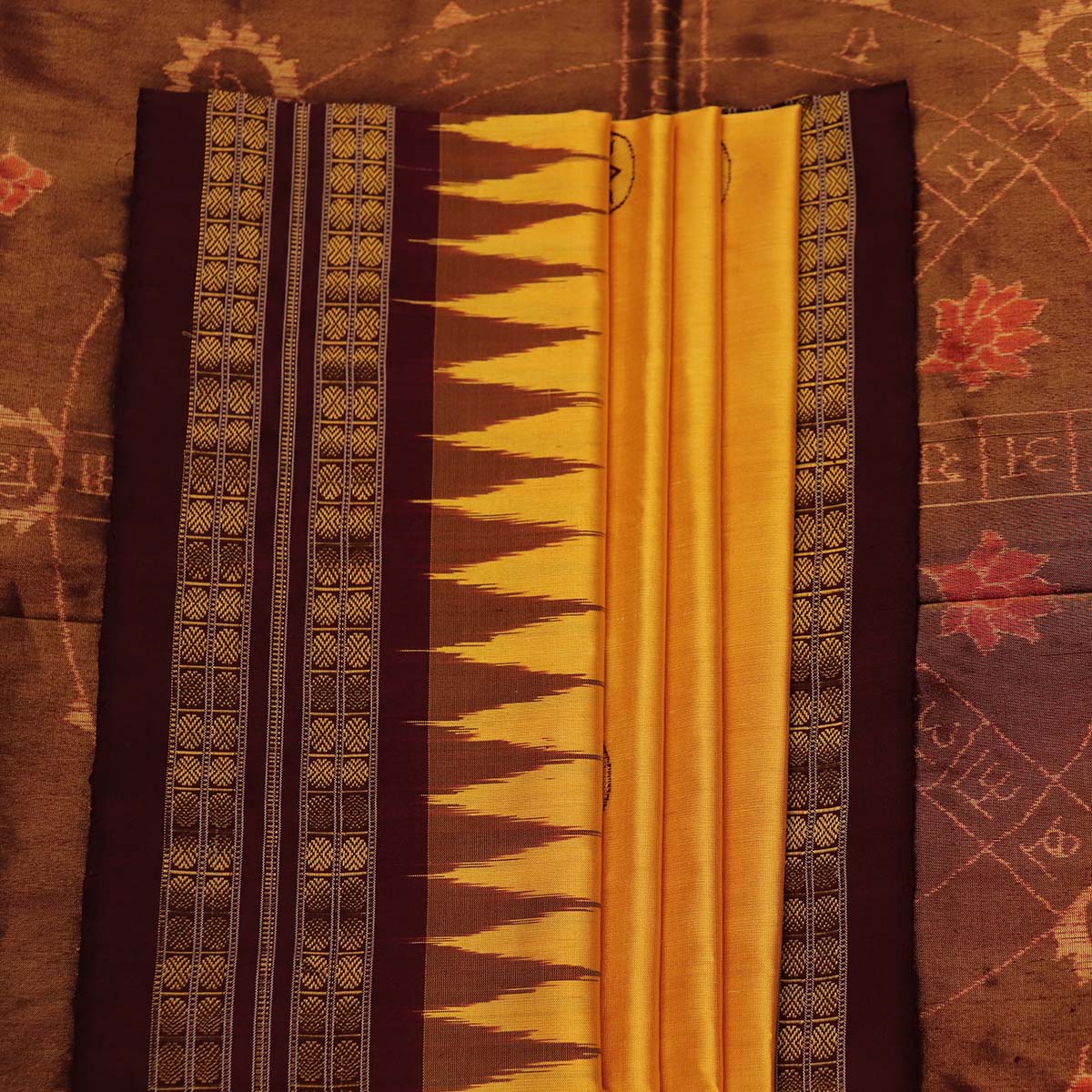 ହ୍ୟାଣ୍ଡଲୁମ୍ ସମ୍ବଲପୁରୀ ଟିସୁ ରେଶମ ସାରି |
