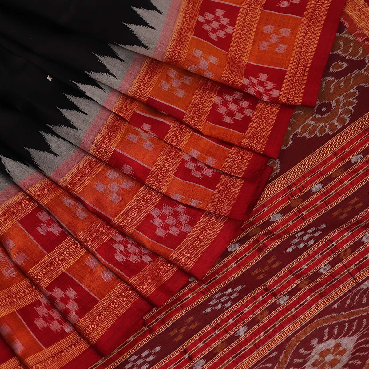 ହ୍ୟାଣ୍ଡଲୁମ୍ ଖଣ୍ଡୁଆ ସିଲ୍କ ଇକାଟ ସାରୀ |