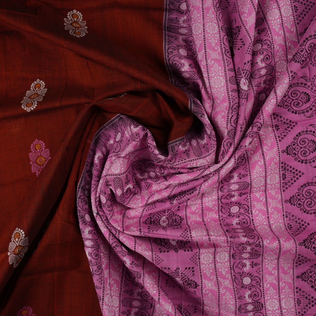 Full flat layout of the brown Bomkai cotton saree displaying the pink pallu and all-over butta pattern