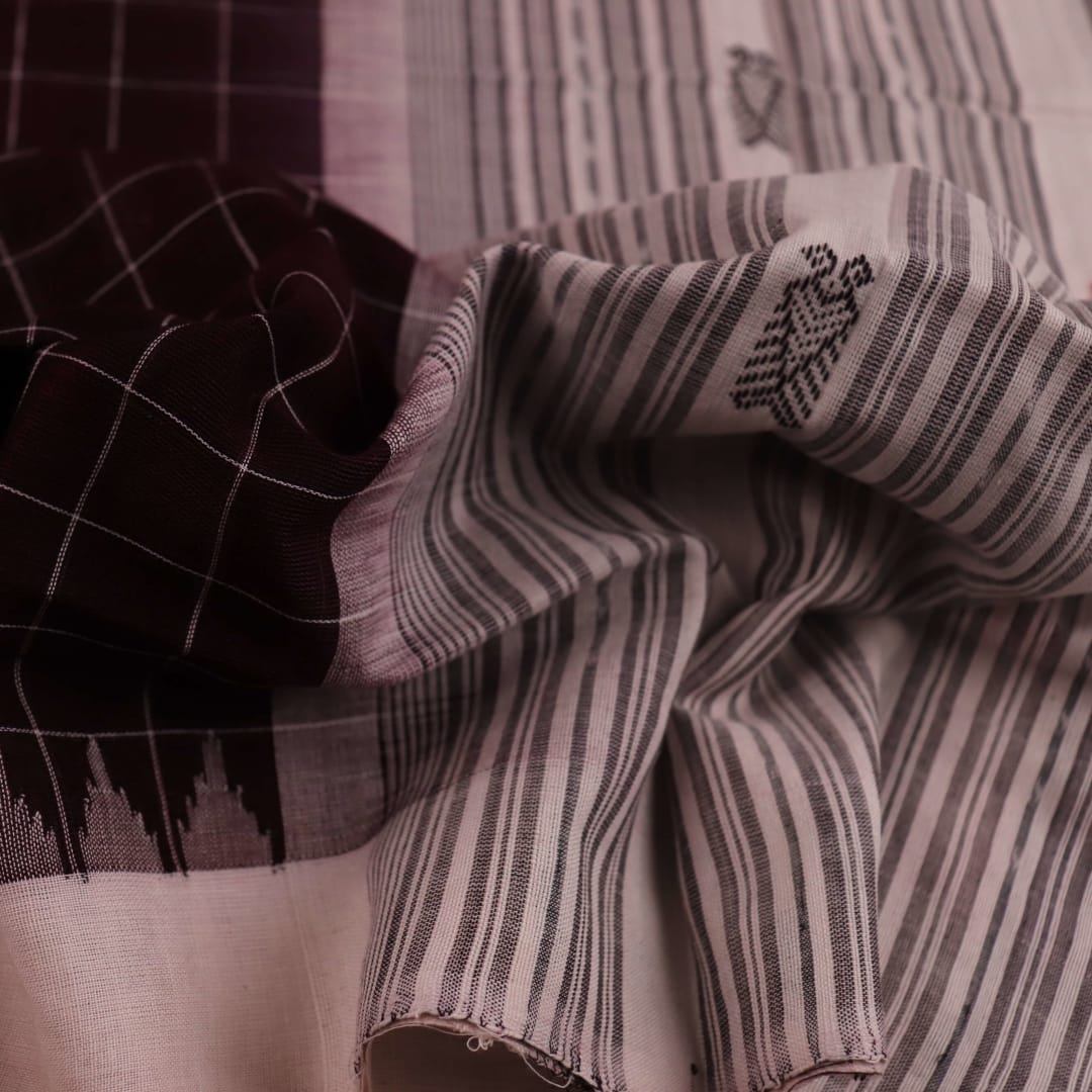 Maroon and white Sambalpuri cotton dupatta draped over a mannequin