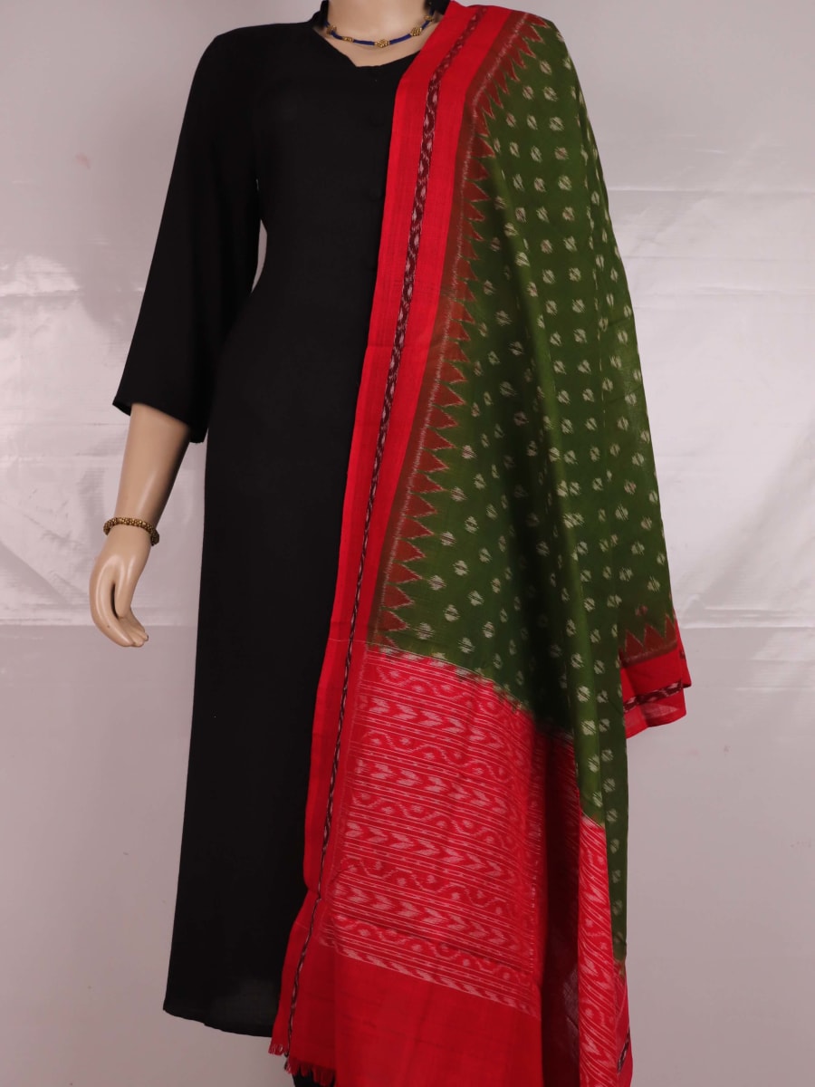 A woman wearing a green and red cotton Sambalpuri dupatta with motifs draped over her shoulder